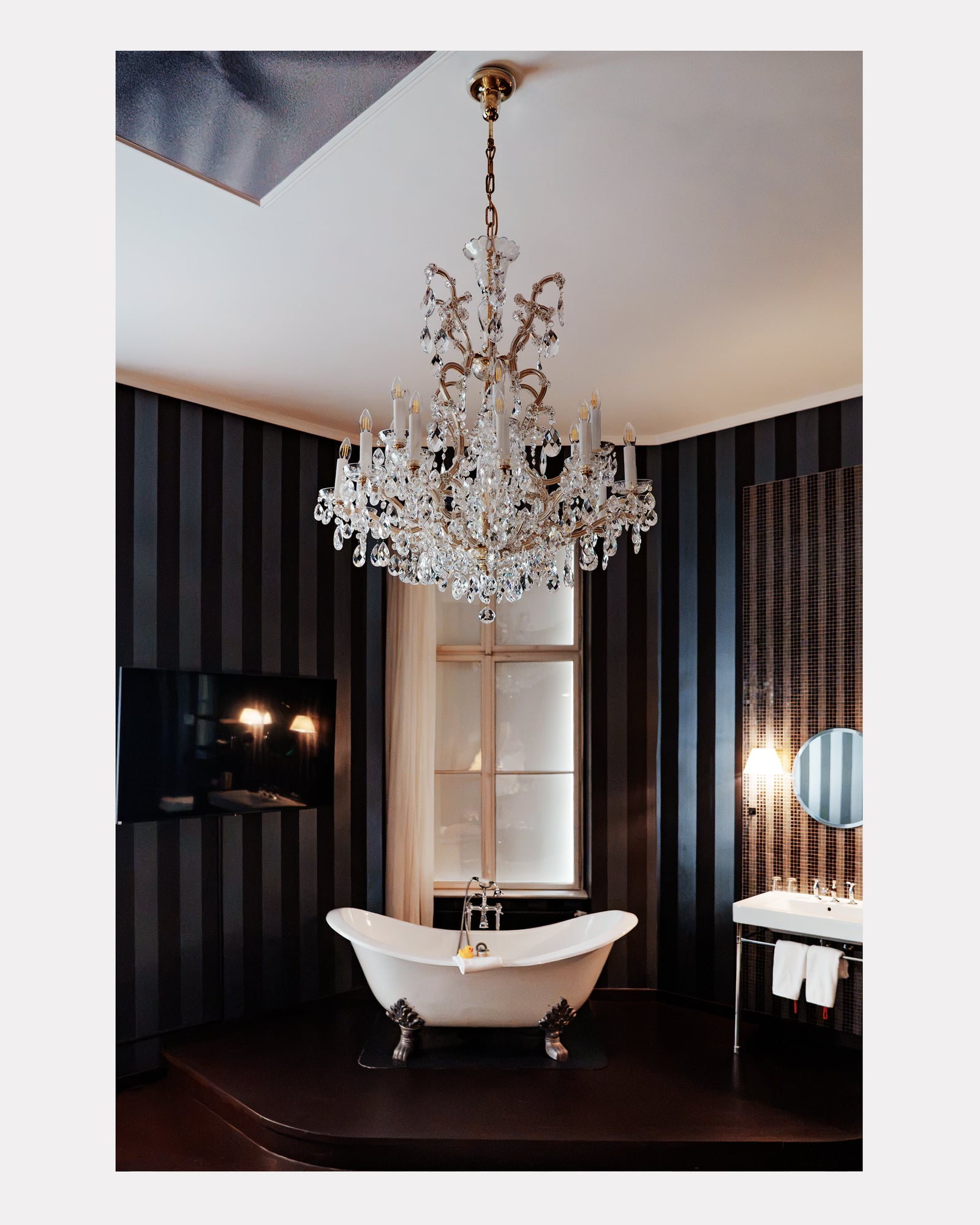 Baignoire sur pieds sous un lustre en cristal, hôtel Altstadt Vienna