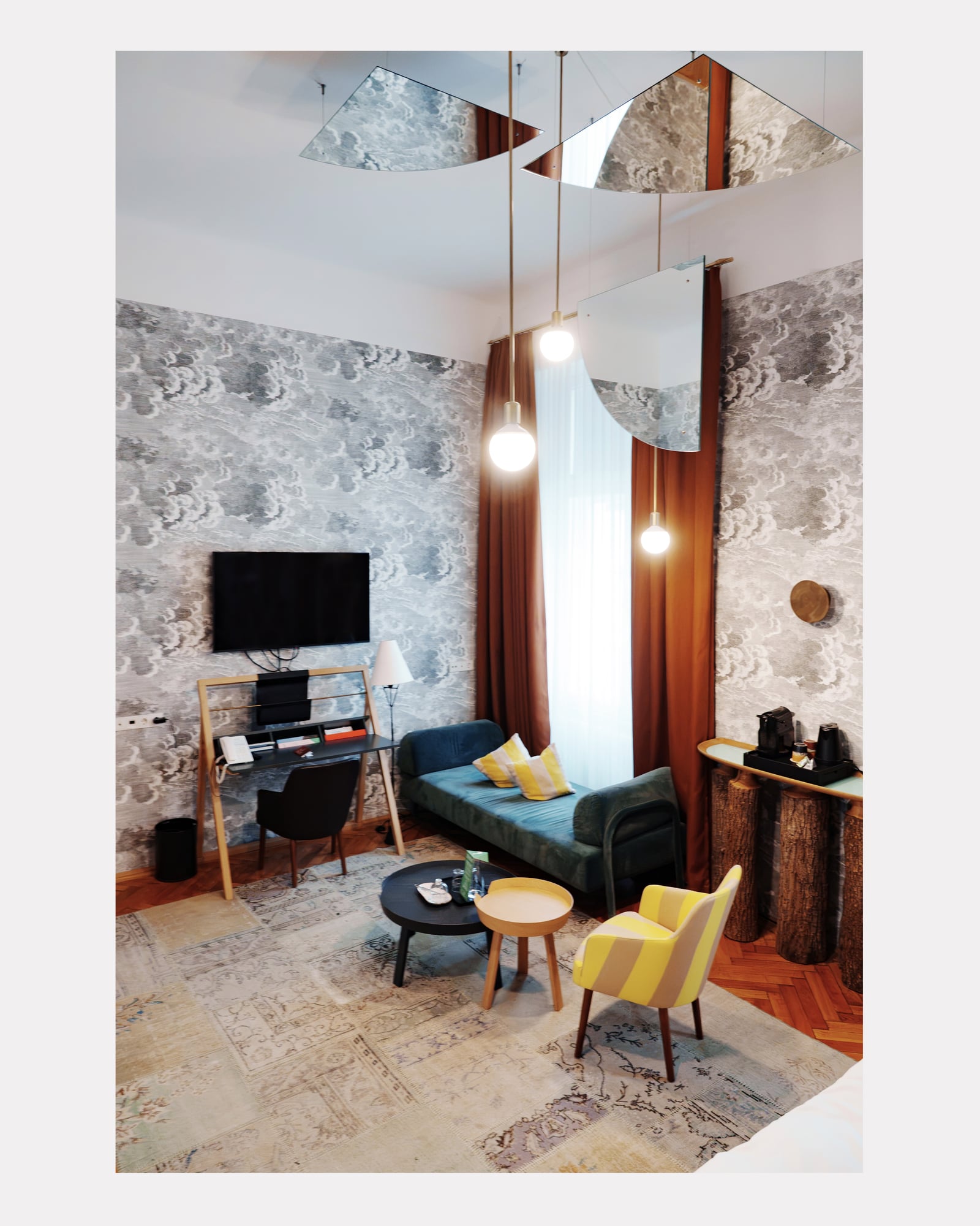 Chambre au papier peint nuages, suspensions et fauteuil jaune rayé, hôtel Altstadt Vienna