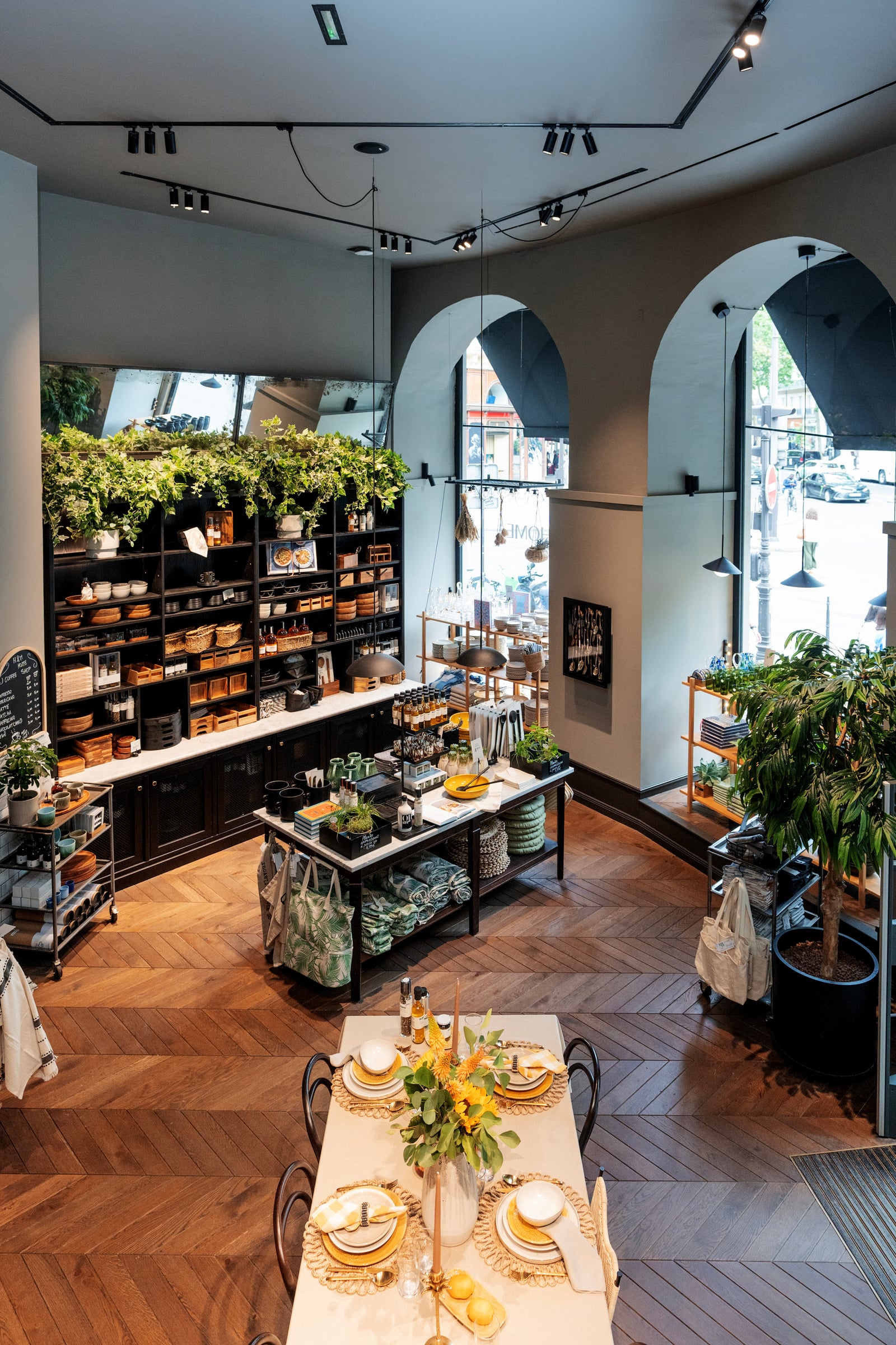 Vue plongeante sur la boutique H&M Home et sa longue table dressée
